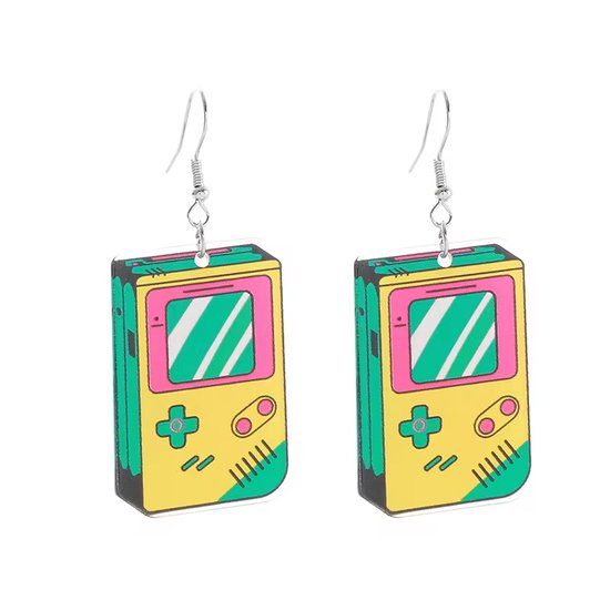 Boucles d'oreilles en forme de gameboys rétro avec façade jaune, côtés verts et boutons roses.