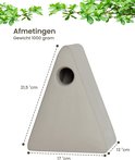 Afmetingen van een lichtbeige driehoekig vogelhuisje: 21,5 cm hoog, 17 cm breed.