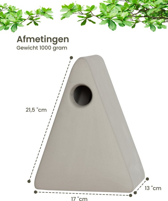 Afmetingen van een lichtbeige driehoekig vogelhuisje: 21,5 cm hoog, 17 cm breed.