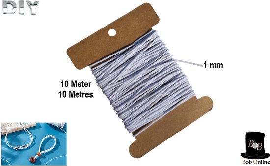 Een rol met 10 meter wit katoenen waxkoord van 1 mm dik, met een kleine inset van een afgemaakte armband.