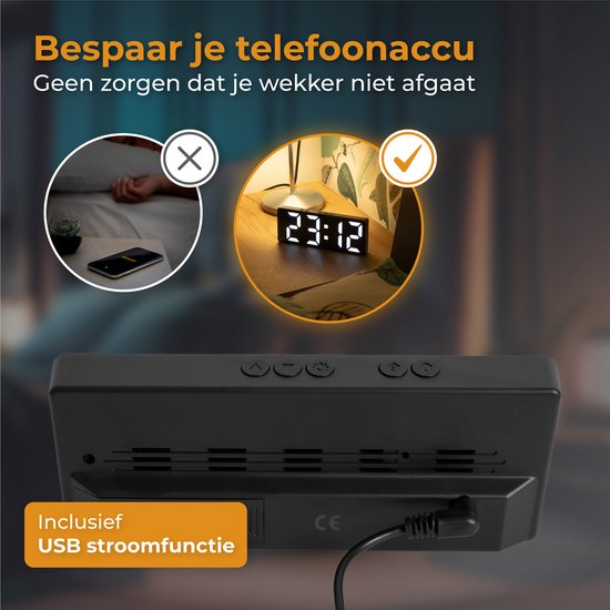 Achterkant van een zwarte digitale wekker met USB-stroompoort. Toont hoe de wekker bespaart op telefoonaccu.