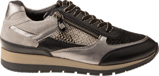 Zwarte sneaker met zilverkleurige details, rits en veters. Hoge beige zool.