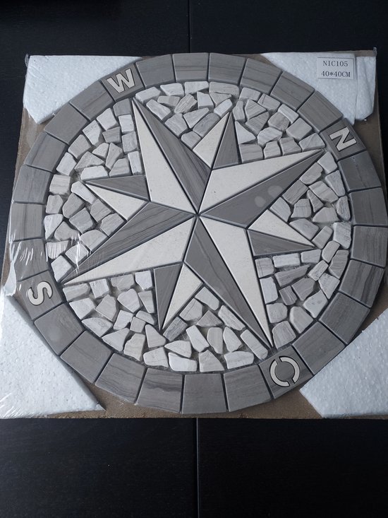 Ronde mozaïektegel met een windroos in lichte en donkere grijstinten en een buitenrand van grijs geblokte tegels. Verwijzing: NTC105 40x40CM.