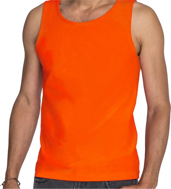 Homme portant un débardeur orange vif à col rond, sans manches.