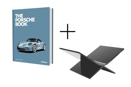 Het boek 'The Porsche Book' met een lichtblauwe kaft met daarop een lichtblauwe Porsche 911. Naast het boek staat een zwarte boekenstandaard.