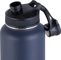 Detail van de dop van een donkerblauwe NOMAD drinkfles met draagring.