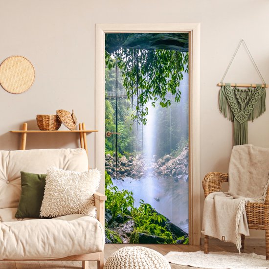 Deurposter 80x205 cm - Deursticker Jungle - Regenwoud - Water - Waterval - Planten - Meubelfolie zelfklevend - Deurfolie woonkamer - Interieurfolie fotobehang - Deur plakfolie - Deurstickers - Deurbehang sticker - Kamer decoratie