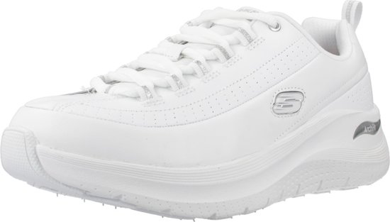 Witte damessneaker met veters, S-logo en Arch Fit-detail, licht gedraaid.