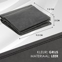 Grijze lederen portemonnee met afmetingen 9,5 cm x 7,5 cm x 2 cm, met dubbele stiksels.