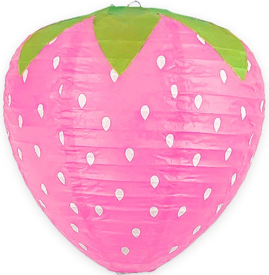 Roze papieren lampion in de vorm van een aardbei met groene kelkbladeren en witte zaadjes.