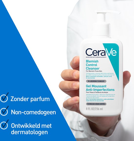 Hand die een witte CeraVe Blemish Control Cleanser fles met pompdispenser vasthoudt.