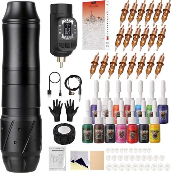Zwarte tattoo pen met display, naalden, inktflessen in diverse kleuren, handschoenen en toebehoren.