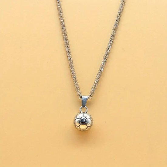 Zilverkleurige ketting met een kleine voetbalhanger in het midden, op een lichte achtergrond.