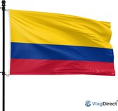 Colombiaanse vlag met gele, blauwe en rode banen, wapperend aan een zwarte vlaggenmast.