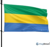 Gabonese vlag met groene, gele en blauwe horizontale banen, wapperend aan een vlaggenmast.