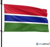 De vlag van Gambia, met horizontale banen rood, blauw, wit en groen, wapperend aan een vlaggenmast.