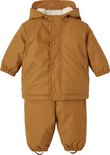 Bruine regenjas en -broek voor baby's, met drukknoopsluiting.