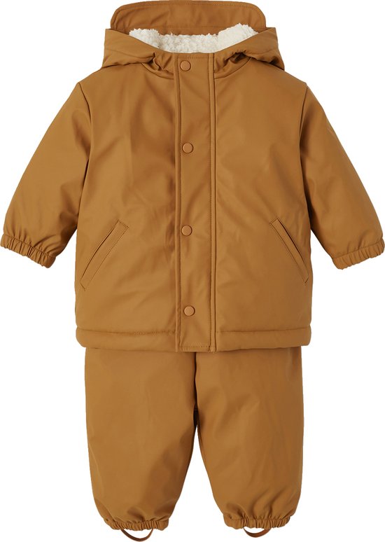 Bruine regenjas en -broek voor baby's, met drukknoopsluiting.