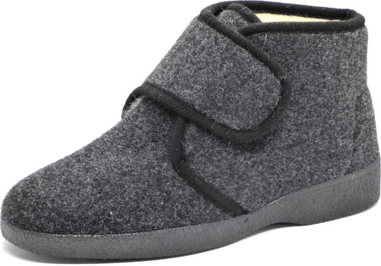 Grijze wollen pantoffel met klittenbandsluiting, zwarte rand en zwarte rubberen zool, zijaanzicht.