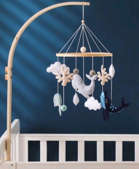 Houten babybed hanger met vilten decoraties: grijze walvis, blauwe walvis, mintgroene walvis, wolken, koraal en ballen.