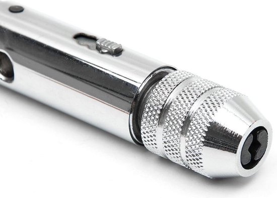 Close-up van de zilverkleurige rateltap, met gekartelde grip en een zeskantige opening.
