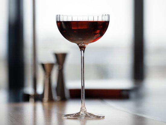 Cocktail in een coupe met verticale lijnen