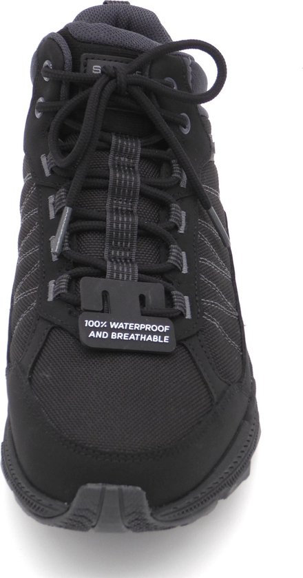 Vooraanzicht van zwarte waterdichte wandelschoen met veters en '100% WATERPROOF AND BREATHABLE' label.