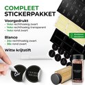 Compleet stickerpakket met voorbedrukte en blanco rechthoekige en ronde zwarte stickers, met een hand die een sticker schrijft met witte krijtstift.