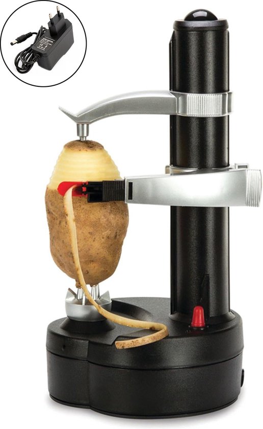 Zwarte elektrische aardappelschiller met een aardappel die wordt geschild. Inclusief AC-DC adapter.