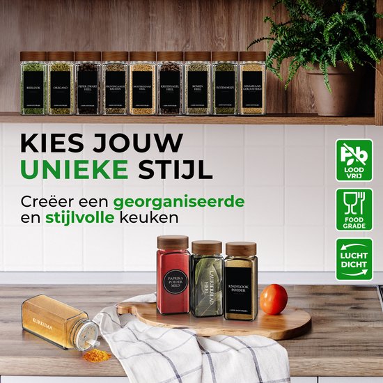 Étagère de cuisine avec des pots à épices en verre avec des couvercles en bois. Au premier plan, trois pots sur une planche à découper.