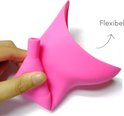 Roze plastuit, flexibel, vastgehouden door een hand.