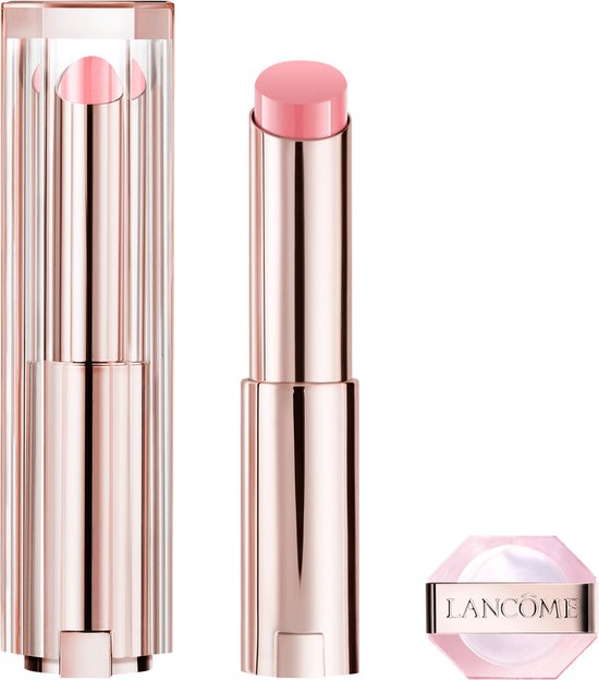 Roze lippenbalsem, zowel uit de huls als in de houder, naast een losse dop.