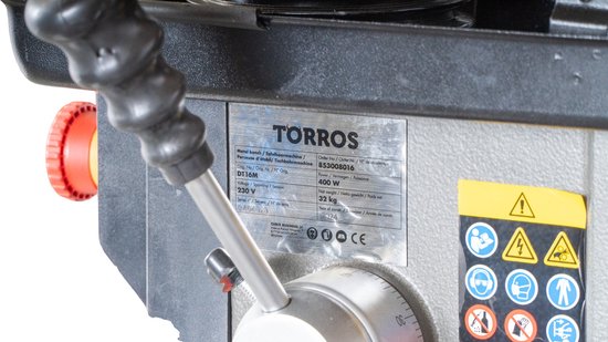 Detail van het typeplaatje 'TORROS DTI16M 400W 230V 32 kg' en waarschuwingssymbolen.