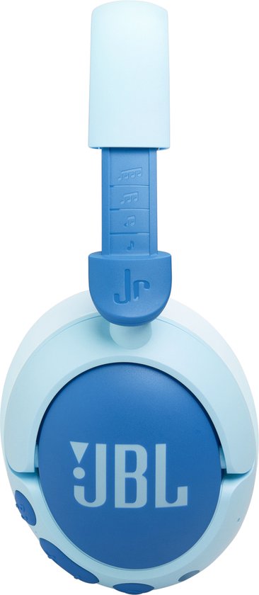Detail van een lichtblauwe JBL koptelefoon met blauwe oorschelp en JBL logo, op witte achtergrond.