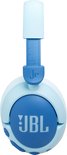 Detail van een lichtblauwe JBL koptelefoon met blauwe oorschelp en JBL logo, op witte achtergrond.