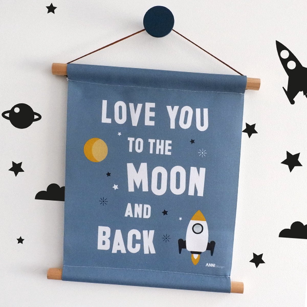 Textielposter Love you to the Moon 60x80 cm jeans blauw met Raket - textiel – beukenhouten stokken - kant en klaar - kinderkamer - jongenskamer - muurdecoratie - kinderkamerstyling – kinderkameraccessoire