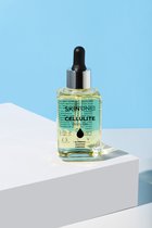Glazen flesje Skinone Cellulite Body Oil met een zwarte druppelaar, op een wit vlak tegen een blauwe achtergrond.