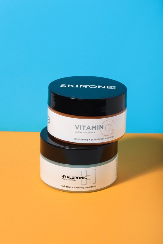 Twee potten SKINONE, één met vitamine C en één met hyaluronzuur, gestapeld op oranje en blauwe achtergrond.