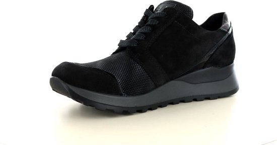 Zwarte suède sneaker met ritssluiting en veters, en een grove zool.