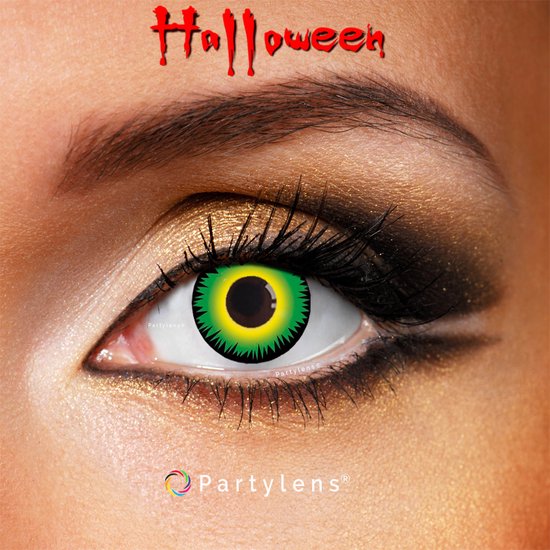 Model met Halloween make-up en groene contactlenzen met gele ring.