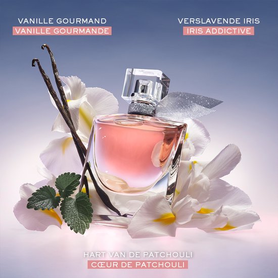 Parfumflesje met roze vloeistof, omringd door irissen en vanillestokjes. 'Vanille Gourmand', 'Iris Verslavende', 'Hart van Patchouli'.