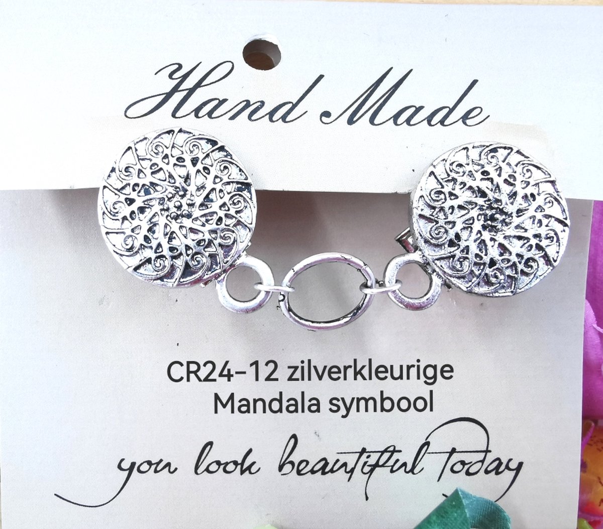Vestsluiting - clip - Mandala Symbool en - ring in midden - voor - vest - Gehaakt omslagdoek - sjaal - antiek zilverkleurig.