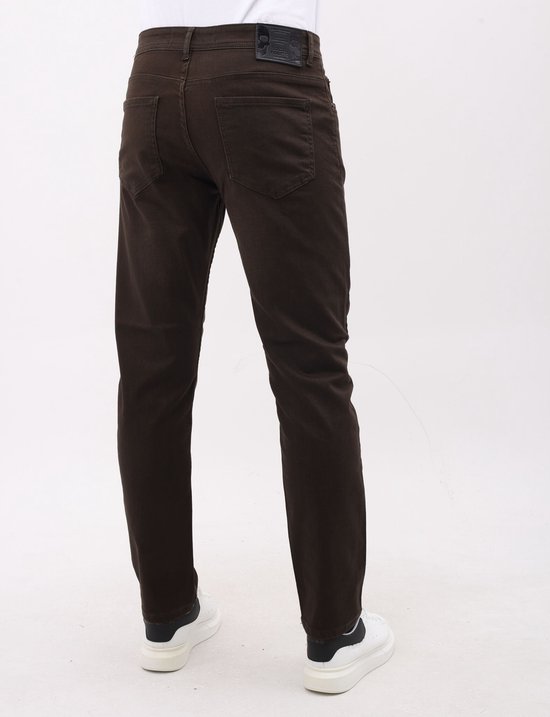 Achteraanzicht van een man in bruine regular fit jeans met witte sneakers.