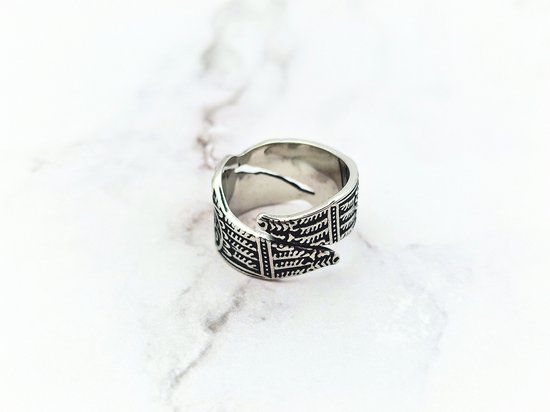 Zilverkleurige ring met gestreept patroon, open aan de voorzijde.