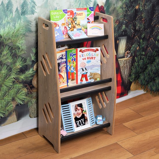 Houten boekenrek met zwarte staven, vol met kinderboeken en een fotolijstje.