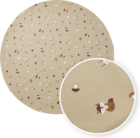 Tapis rond avec fond couleur sable et imprimé d'animaux de la forêt, de champignons et de glands.