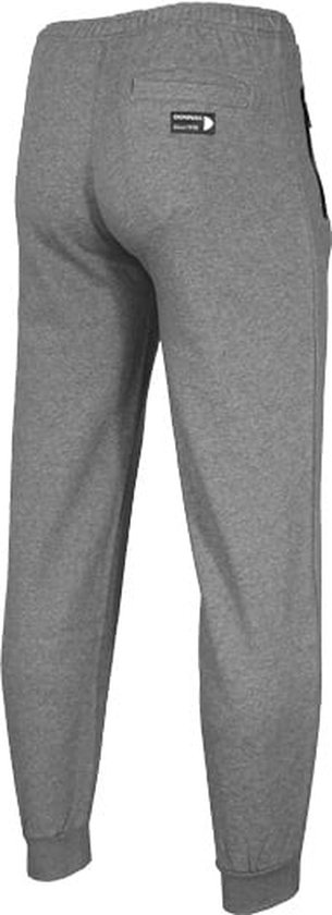 Achterkant van een grijze joggingbroek met een label op de rechterheup.