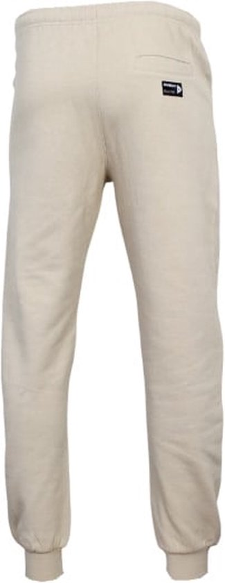 Achterkant van een zandkleurige joggingbroek met een klein label op de rechterheup.
