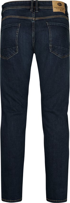 Achterkant van een donkerblauwe jeans met dubbele achterzakken en Petrol Industries merklabel.