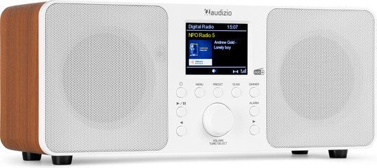 Witte radio met houten zijkanten, luidsprekers, display toont 'NPO Radio 5'.